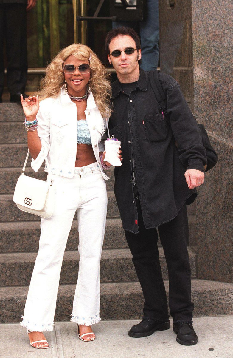 LilKimWorld's tweet photo. 2001: Lil' Kim waving at paparazzi https://t.co/JMnW5GL8c1