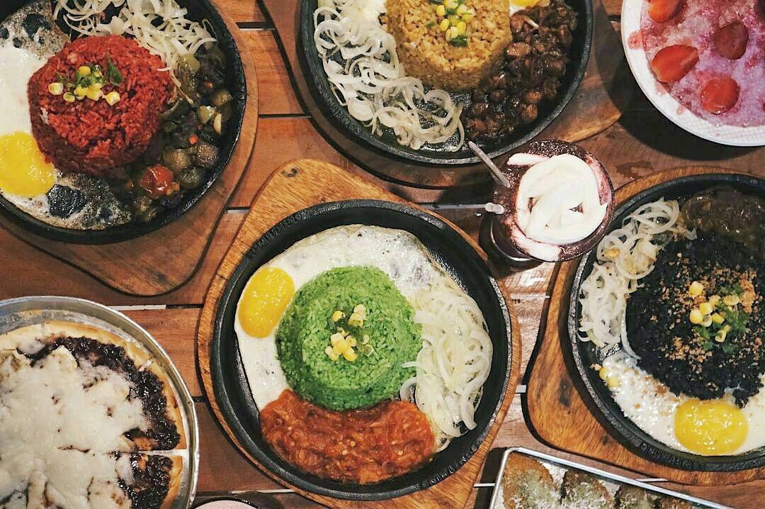 Makan malam ditemani sama aneka menu #NasgorSomething bisa bikin khilaf nih makannya. 👅