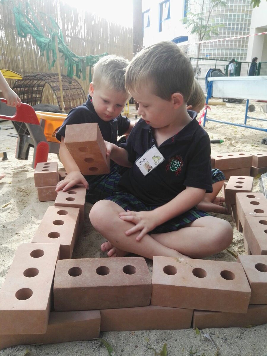 JPS_FS1's tweet photo. Master builders in FS1....together everyone achieves more....#JPSsteam #JPScreativity #jpsFs1 https://t.co/aKk7DIyPqm