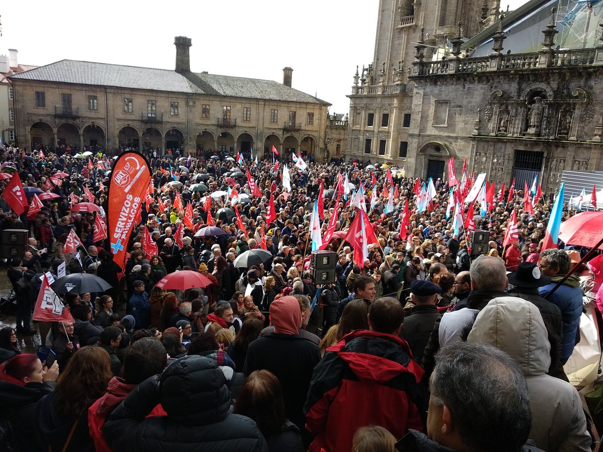 pilaraymara's tweet photo. Thousands today in Compostela to tell the Popular Party #StopCuts #StopPrivatizations
We want a Public NHS!
#QueroSanidadePública
#SanidadePublica https://t.co/i5soMYlgCS