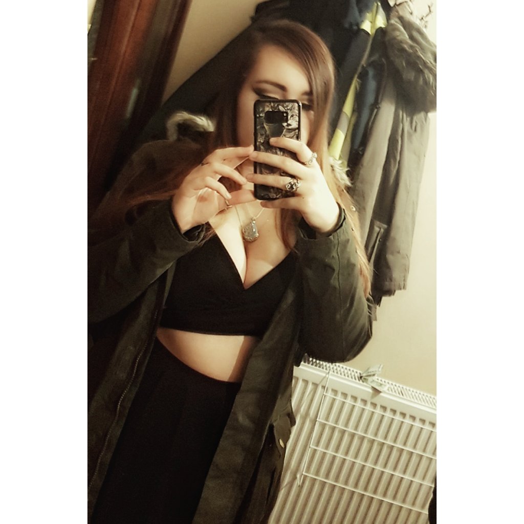 idiot__child__'s tweet photo. #NewProfilePic #Catphonecase #Imcoolashell #basicallyboobs https://t.co/nSem2yYeI9