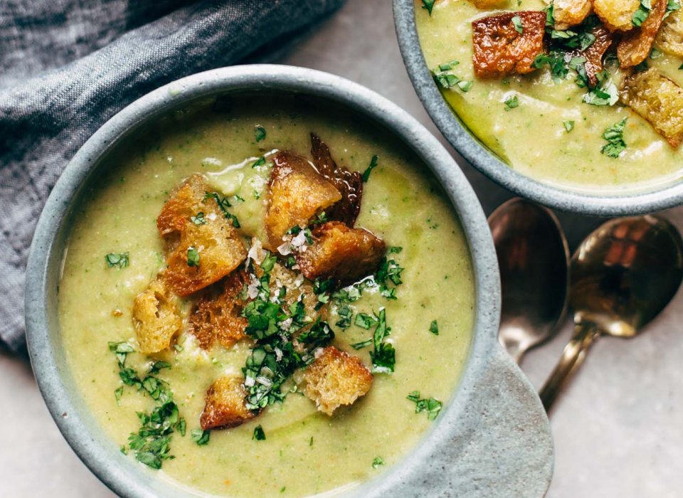 VAVGroep's tweet image. Vandaag is het zelfgemaakte soep dag! Tegenwoordig zien we ze in allerlei soorten en maten voorbijkomen. Wist je dat we naast een ruim assortiment aan kant-en-klare soepen ook volop losse ingrediënten in huis hebben? Zo kun je je jouw eigen soep helemaal naar wens samenstellen.