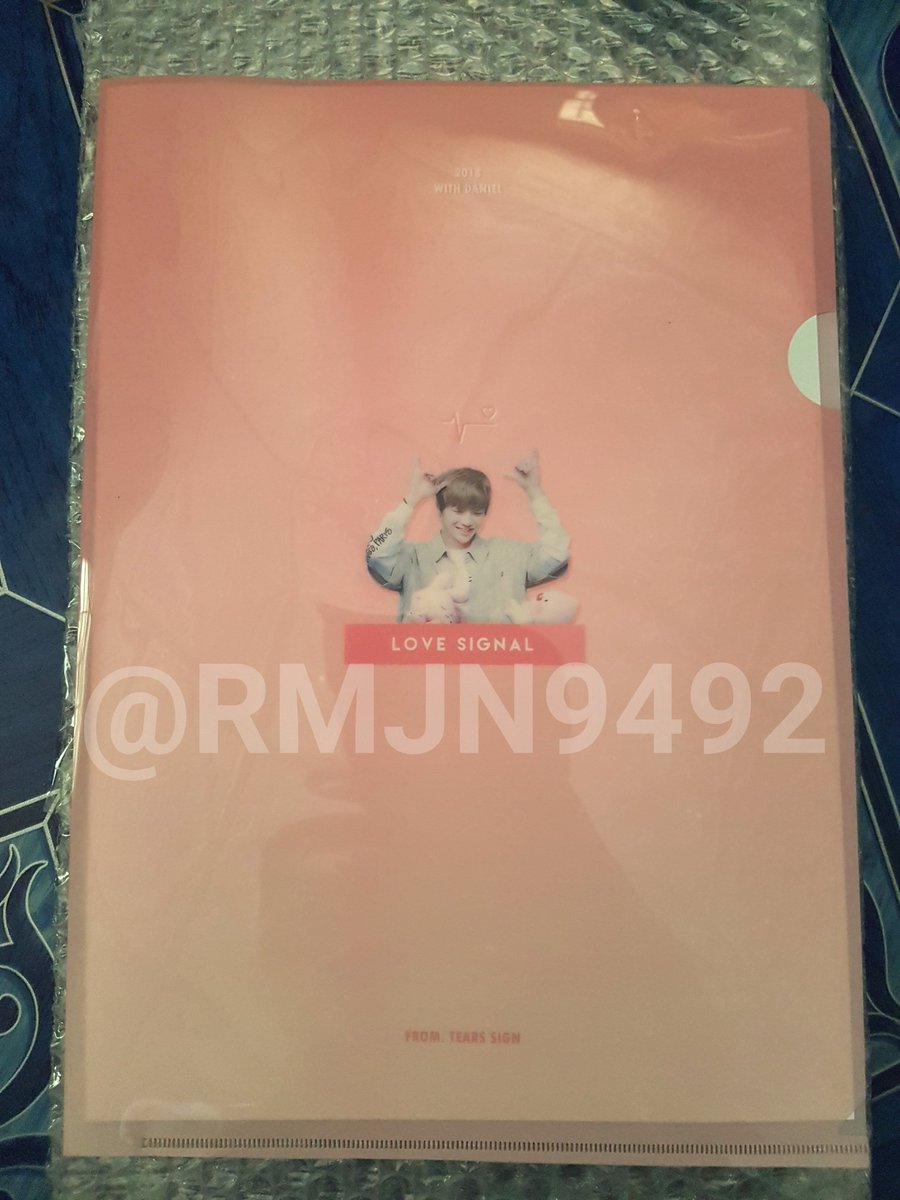 RMJN9492's tweet photo. ปล่อยแฟ้มแดน 100฿ , พัดแดน 150฿ สนใจ DM มาได้เลยค่ะ 🙏💕 #แลกการ์ดwannaone #ตลาดนัดWANNAONE https://t.co/1uNc0z4e6K