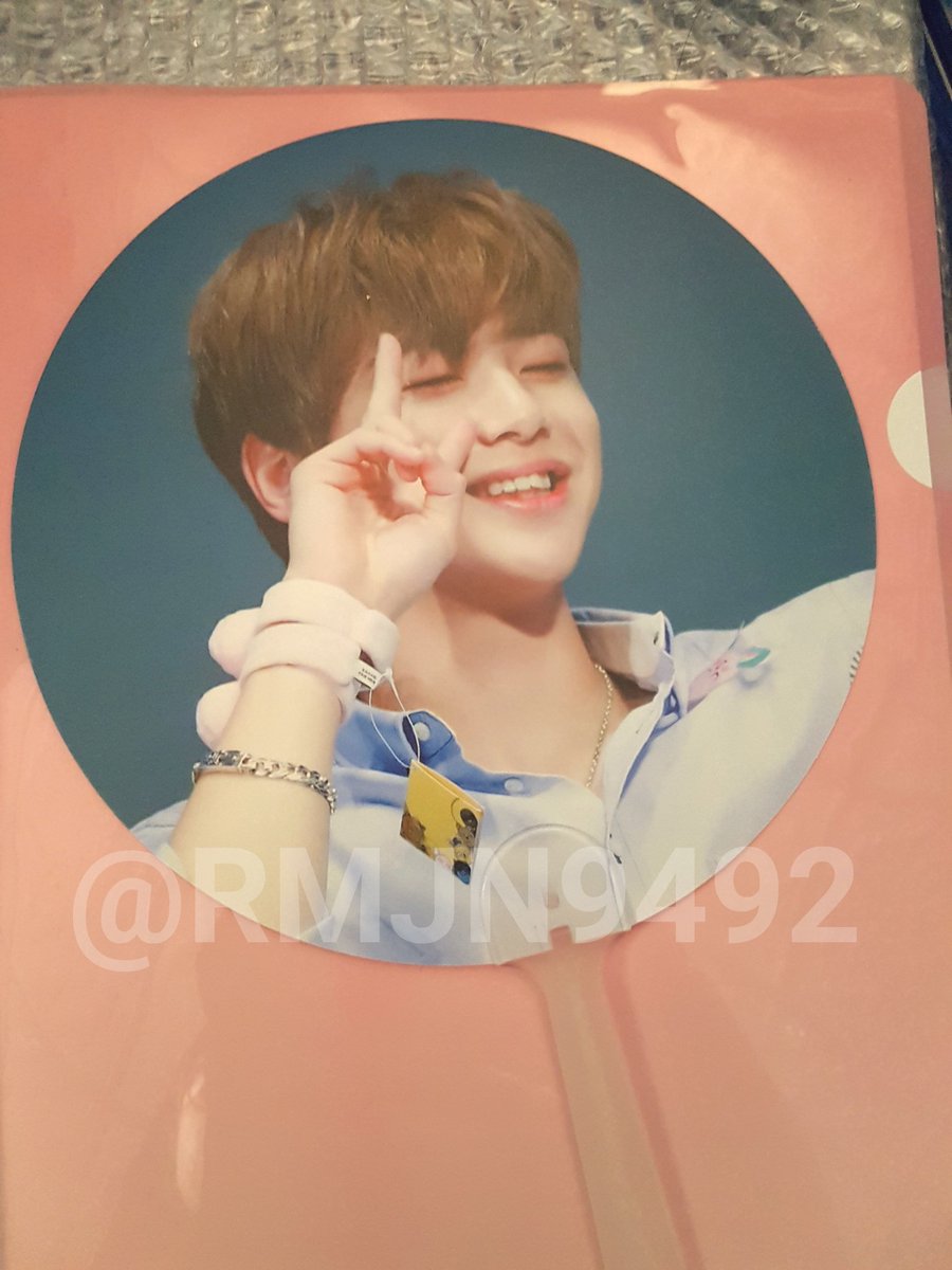 RMJN9492's tweet photo. ปล่อยแฟ้มแดน 100฿ , พัดแดน 150฿ สนใจ DM มาได้เลยค่ะ 🙏💕 #แลกการ์ดwannaone #ตลาดนัดWANNAONE https://t.co/1uNc0z4e6K