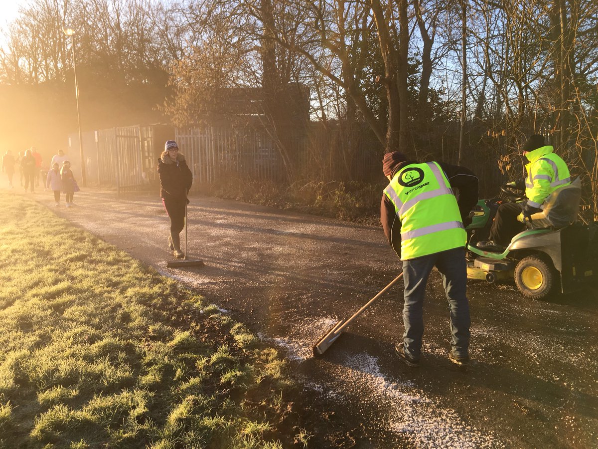 ParkViewjpr's tweet photo. Thank you to all our fab volunteers who were out early to help salt some icy patches. Also big thank you to @pv4ulytham Ted for helping to make sure we could go ahead with our 1st Birthday Run. #Lytham #parkrun https://t.co/ir6q8KeacM