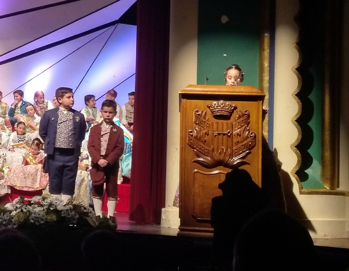 En estos moments nostra fallera major infantil, Murta, ens dedica boniques paraules. Enhorabona Murta!!!  #falles #santspatrons #alzira