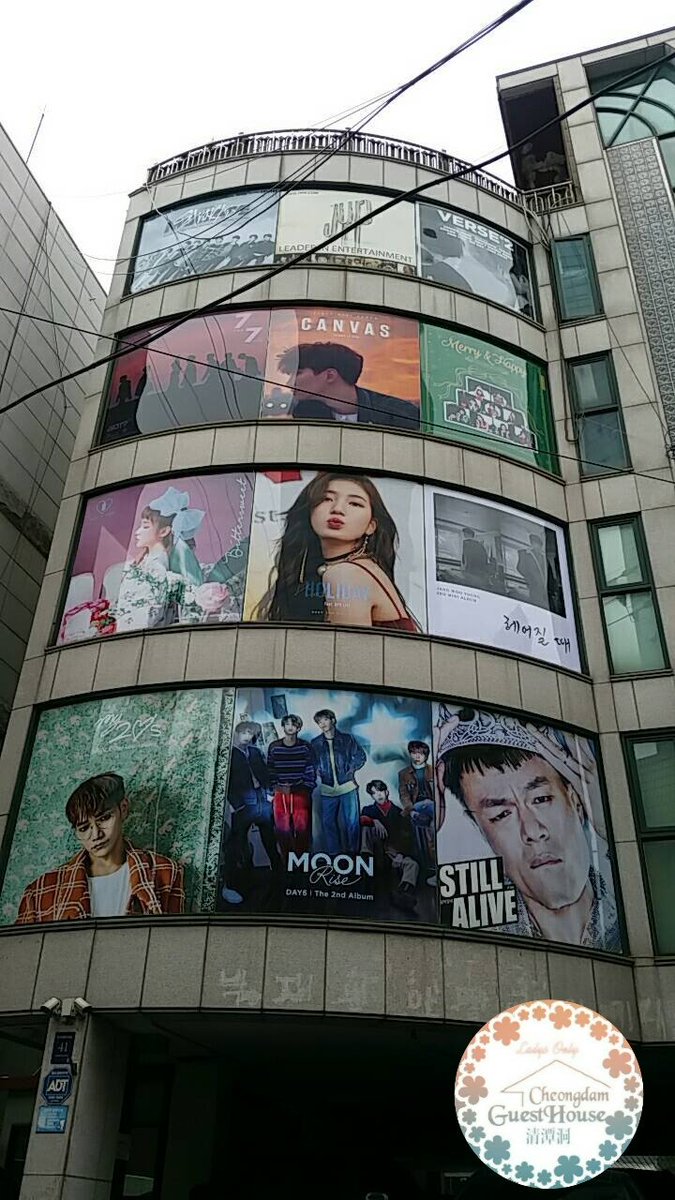 sayAbr's tweet photo. Pôster da Suzy para o "Faces of Love" no prédio da JYP Entertainment. https://t.co/kuTzaD4yuQ