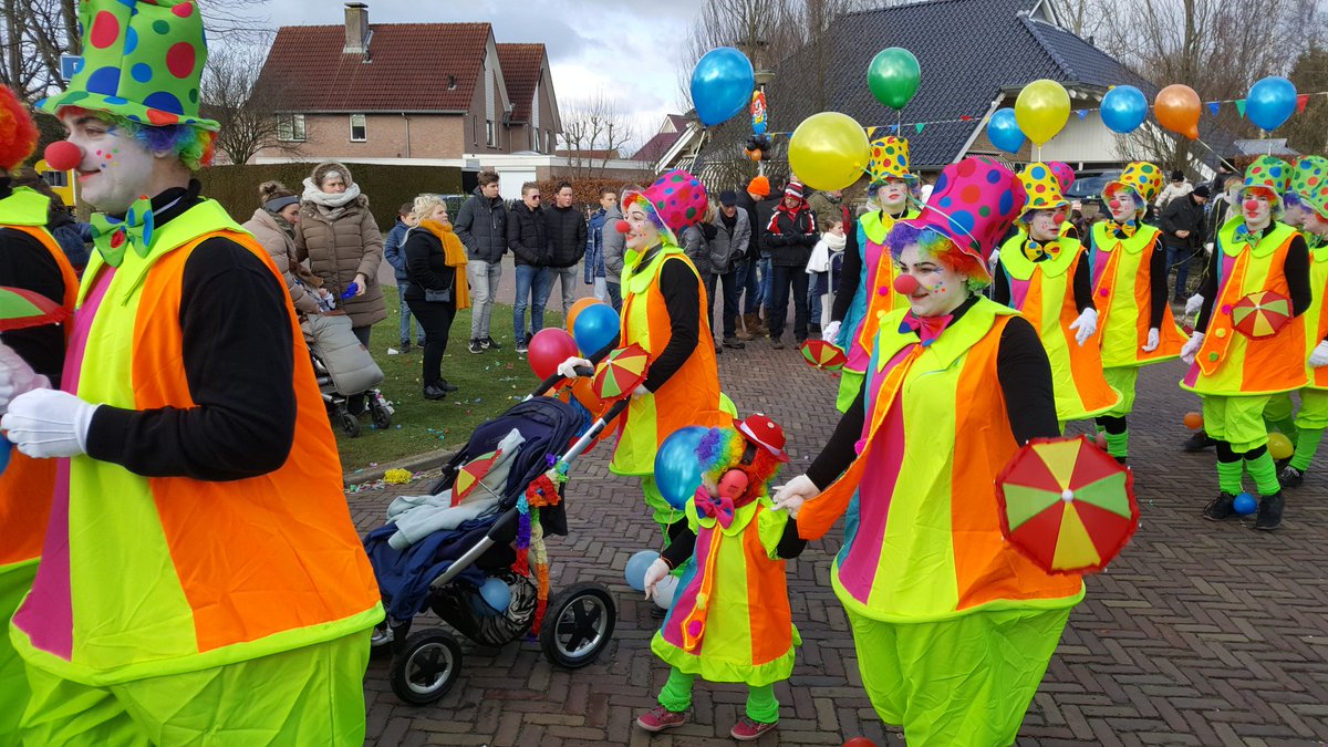 oeneloonstra's tweet photo. Wierden, Tubbergen en Geesteren laten zich ook zien in Albergen #tvoost #carnavalov https://t.co/TdFkCMxGud
