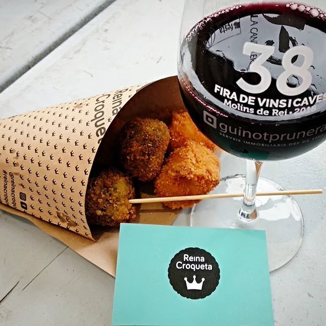 Fa un vermut?
Troballa de croquetes de traca i mocador, cruixents per fora i cremoses per dins.
No us les perdeu a #firacandelera 
#croquetes <a href="/reinacroqueta/">Reina Croqueta</a> #vinscandelera #molinsderei