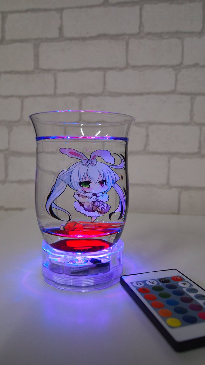 Uzivatel 株式会社トリニティ Na Twitteru アクスタを水に沈めてみました コップや花瓶や金魚鉢などに入れて使うもよし 下に敷いてもキッチリと光ります イラスト次第では面白い物ができそうじゃないですか