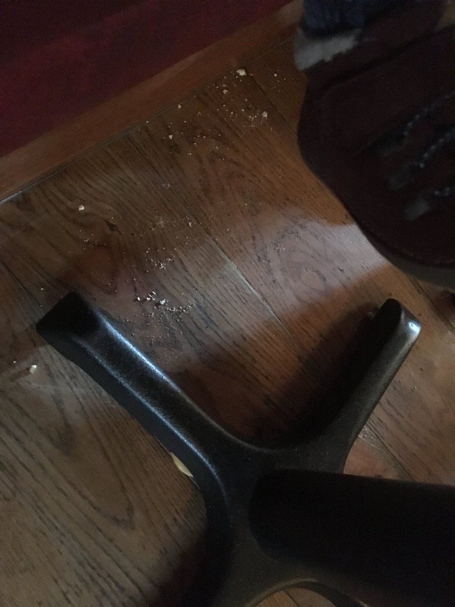 simonhayre's tweet photo. @frankienbennys this is the state of your kingwood store. And there’s a missing door on the ladies toilet. https://t.co/uVa3xKYv3v