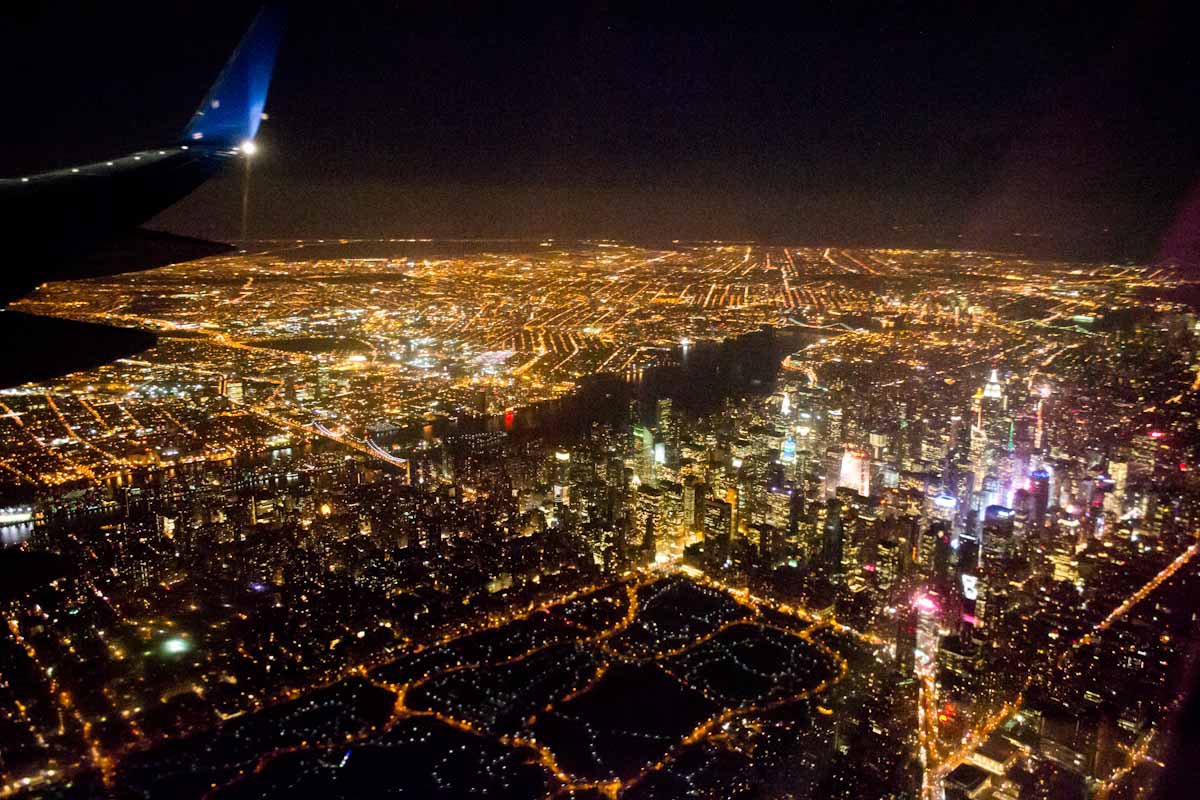 ticarethava's tweet photo. Gece uçuşundaki şehrin görüntüsünü kim beğenmez 😍😍😍 #Aviation #flyingview https://t.co/j4TzbNe5vY