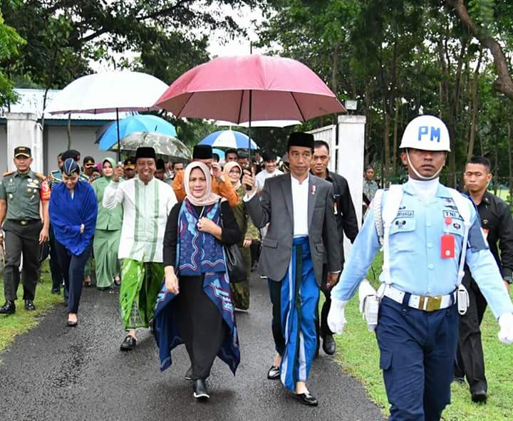 ShohadaMat's tweet photo. Ketua Umum PPP Ir. H.M. Romahurmuziy menemani Pak Presiden bersilaturahmi dengan para alim ulama Jawa Timur  di Pondok Pesantren Salafiyah Syafi'iyah, Asembagus, Situbondo, 

#P3Besar
#BergerakBersamaRakyat 
@MRomahurmuziy 
@GitaWidyasanty 
@AnitaNo11076716 
@AmiruddinSaimo5 https://t.co/SppUOZQfeT