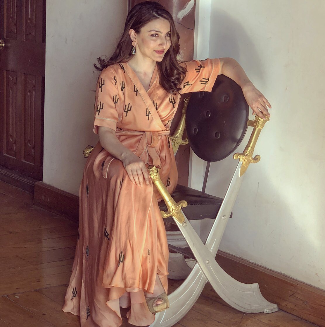 sakpataudi's tweet photo. The pen is mightier than the sword ⚔️ #authorlife #timeslitfestblr @timeslitfestblr timeslitfestbangalore #theperilsofbeingmoderatelyfamous https://t.co/br8cesbiRQ