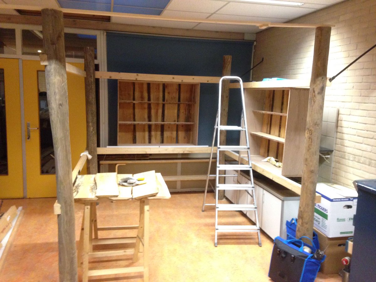 In het tijdelijke onderkomen van het museum wordt er hard gewerkt aan de (her)opbouw van het Vikinghuis voor de educatie.