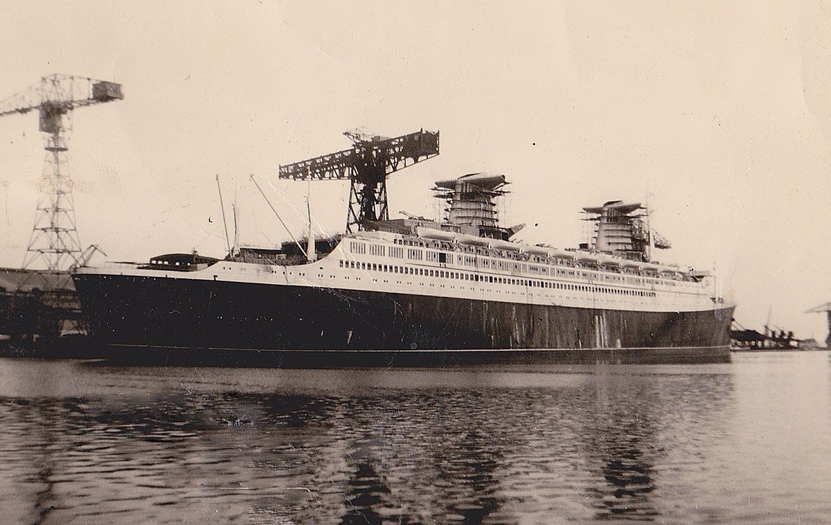 christodedieu's tweet photo. 1961 mon grand-père photographiait le #France en finitions dans le #BassindePenhoêt 57 ans plus tard au même endroit je photographie le #CelebrityEdge à noter que les canots de sauvetage sur le #France étaient au niveau du pont supérieur #SaintNazaire #ConstructionNaval https://t.co/27LmjA6rej