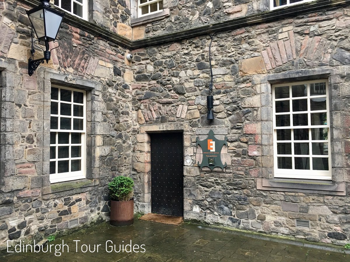 OutlanderTours's tweet photo. #outlander #walkingtour #edinburgh is always an adventure 😊 https://t.co/aCy96tRwMj