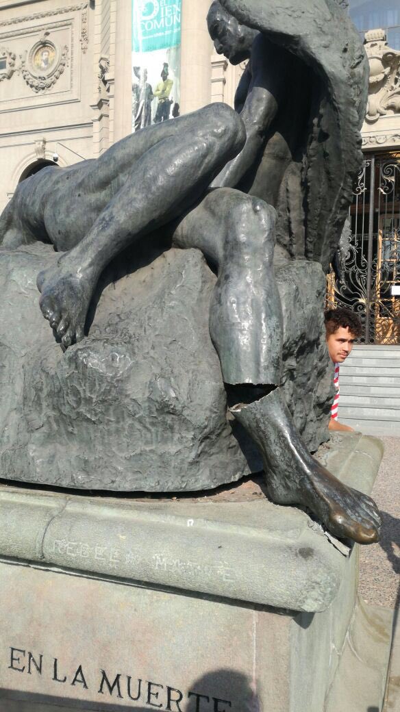 Amo_Santiago's tweet photo. Ahora 🔴 Tristes.... un camión chocó la escultura de Rebeca Matte frente al @MNBAChile La obra de 1930 representa a Dedalos e Icaros. Estamos recopilando más detalles pero al parecer fue un choque de un camión parte de la organización de la #FormulaE https://t.co/e8BLtMM15Y