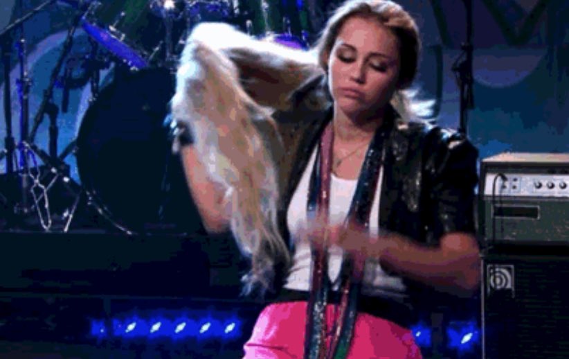 JeanneCplzz's tweet photo. Hannah Montana qui enlève sa perruque 
Les rideaux qui se ferme 
Alex qui devient le sorcier de la famille 
Zack et Cody qui sont diplômés 
C’est à ce moment que mon enfance s’est terminée 
#TweetLikeThe2000s https://t.co/i7eAtK8tMv