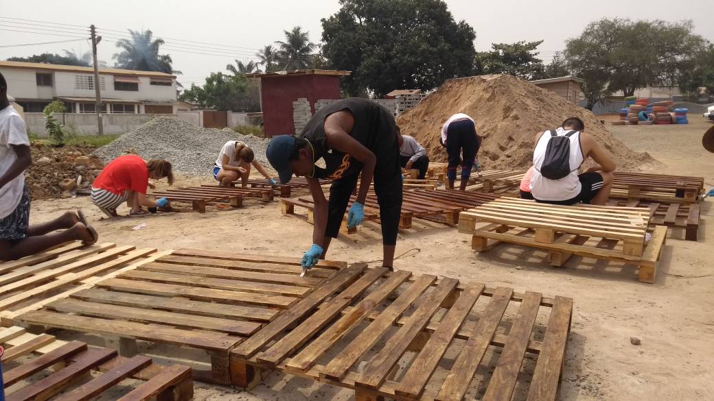talkingspaces_'s tweet photo. Thank you to the 40 or so (wow!) volunteers who joined us at Teshie Children's Park yesterday! We appreciate you 🌻 

See link for photos.

#kids #park #play #learn #publicspaces #Accra #Ghana #volunteering 

https://t.co/RwAqcaR5FZ https://t.co/hnPIfYZl1i