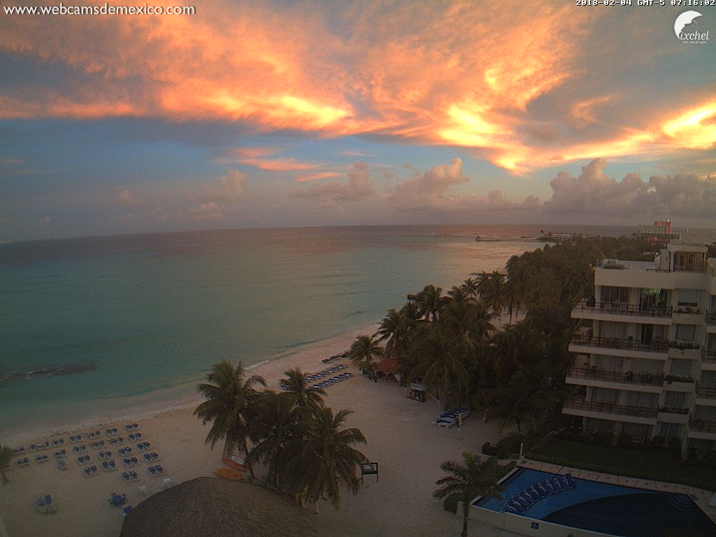 webcamsdemexico's tweet photo. La belleza de #IslaMujeres #QuintanaRoo luce así este amanecer, mire nada más qué colores. Temperatura actual: 23º C https://t.co/74xoll6WkT
