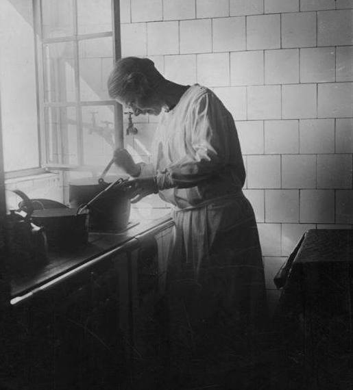 BsAs_recuerdo's tweet photo. Alfonsina Storni cocinando en su casa del barrio de Flores en 1925.
https://t.co/qpbfPubd12 https://t.co/vQsyw6spwC