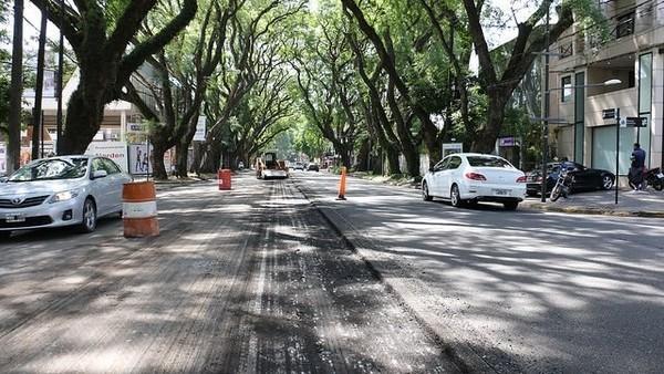 clarincom's tweet photo. Reasfaltan Avenida del Libertador en San Isidro y hay reducción de carriles https://t.co/i8kXPObJWF https://t.co/s7Zd99QhOV