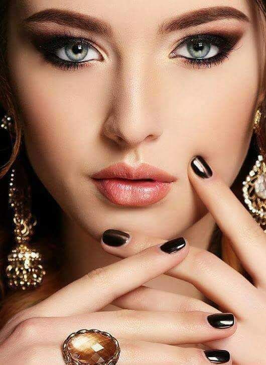 Christina Avin Kiss tweet media