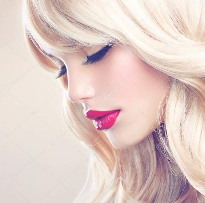 Christina Avin Kiss tweet media