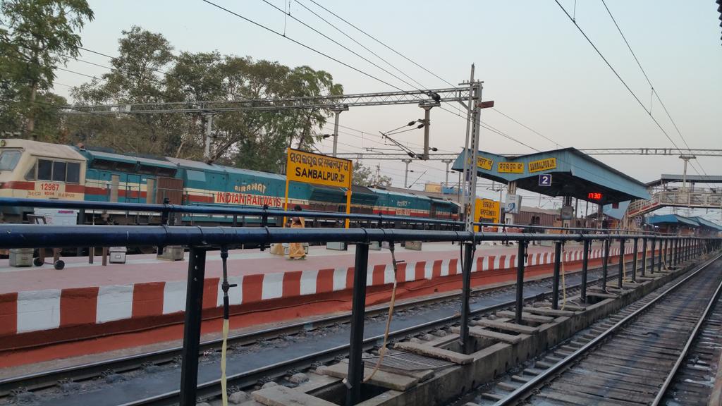 lngupta50's tweet photo. Beautifully maintained - Railway Station #Sambalpur ! But the train no #12894/BBSExpress badly off the schedule !! Similar was the experience while coming from BBSR to SBPR day before yesterday !! @gmeastcoastrly @RailMinIndia https://t.co/k1u3NcoZKX