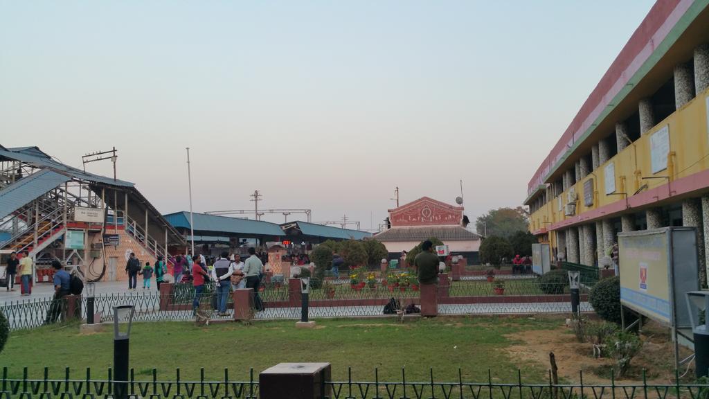 lngupta50's tweet photo. Beautifully maintained - Railway Station #Sambalpur ! But the train no #12894/BBSExpress badly off the schedule !! Similar was the experience while coming from BBSR to SBPR day before yesterday !! @gmeastcoastrly @RailMinIndia https://t.co/k1u3NcoZKX