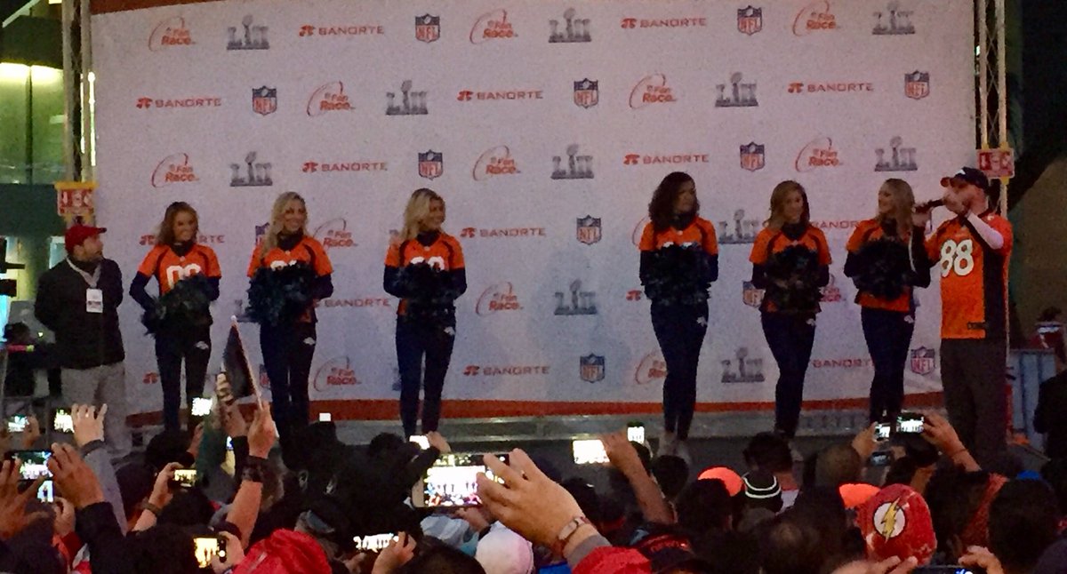 nflmx's tweet photo. Las porristas de los @Broncos apoyando a los corredores de la #NFLFanRace #NFL #NFLMexico https://t.co/1FoEU2zrzz