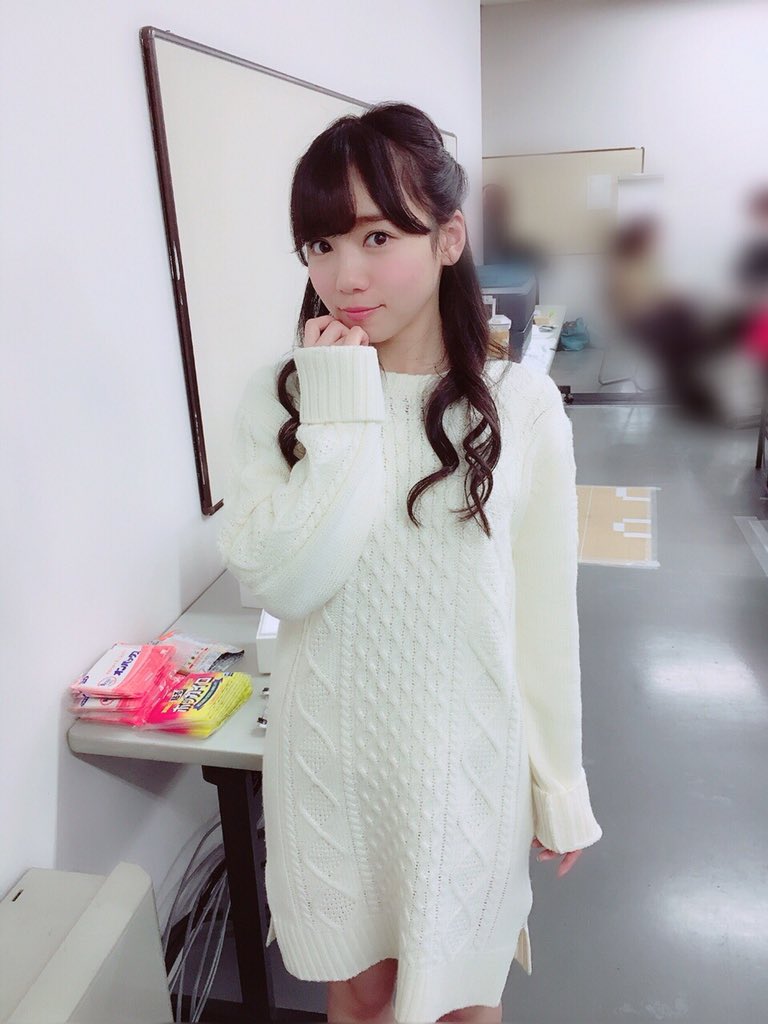 齊藤京子生誕祭実行委員会22 載せきれなかった分の写真です 4部はお気に入りの白ニットワンピ 髪型はハーフアップでした 5部は手触りの良いフサフサしたピンクのワンピでお気に入りだそうです どれも可愛くていいですね 齊藤京子 けやき坂46