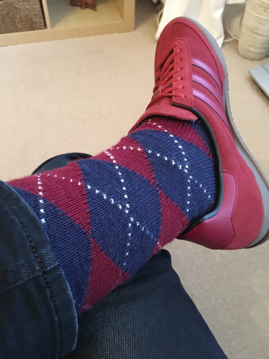 davidp0610's tweet photo. #socksoutsunday off out with the mrs for lunch then boys afternoon watching football and losing bets #jeans #adidas #ducksocks @SockCouncil @MarkoJohnsSocks 👍🍺 https://t.co/rH0fIVF9km