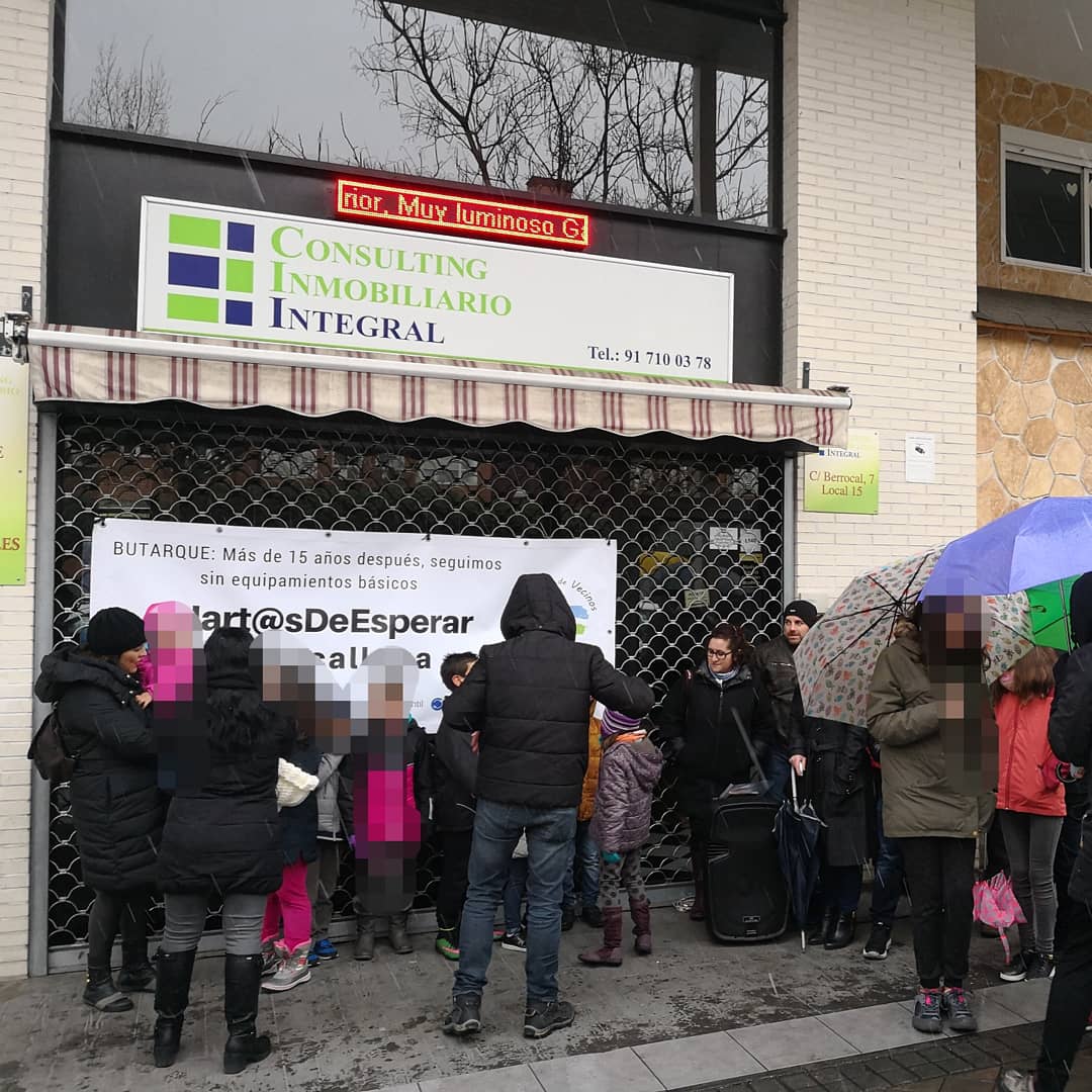 Amifivi's tweet photo. Hoy hemos asistido a la concentración en el barrio de Butarque apoyando a la Asociación @AVIButarque para la construcción del centro de salud que muchos vecinos/as llevan reclamando desde hace muchos años. #CentrodeSaludYa #Sanidad #Avib https://t.co/FX3iorqouC