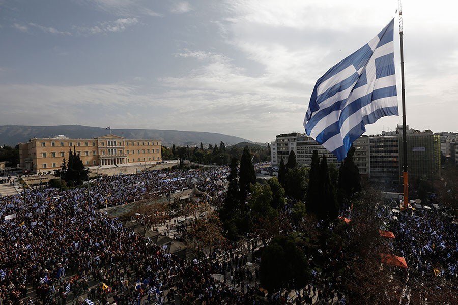 GhassenEfta's tweet photo. Huge demonstration this Sunday on #Syntagma Square in #Athens to protest against the use of the name #Macedonia by #Skopje. Organisers are expecting around a million protesters today. On 21st January 400.000 gathered in #Thessaloniki. #Makedonia #Greece #FYROM https://t.co/AL5Dfd26g2