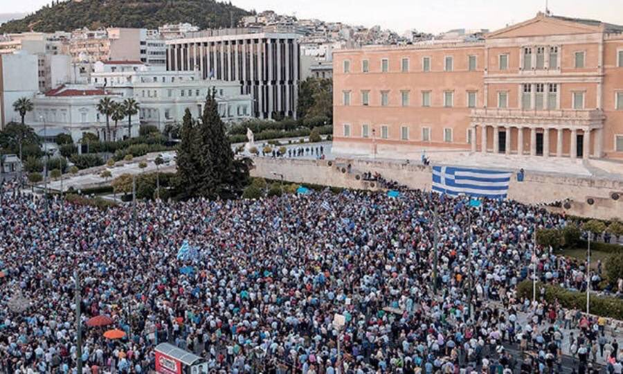 GhassenEfta's tweet photo. Huge demonstration this Sunday on #Syntagma Square in #Athens to protest against the use of the name #Macedonia by #Skopje. Organisers are expecting around a million protesters today. On 21st January 400.000 gathered in #Thessaloniki. #Makedonia #Greece #FYROM https://t.co/AL5Dfd26g2