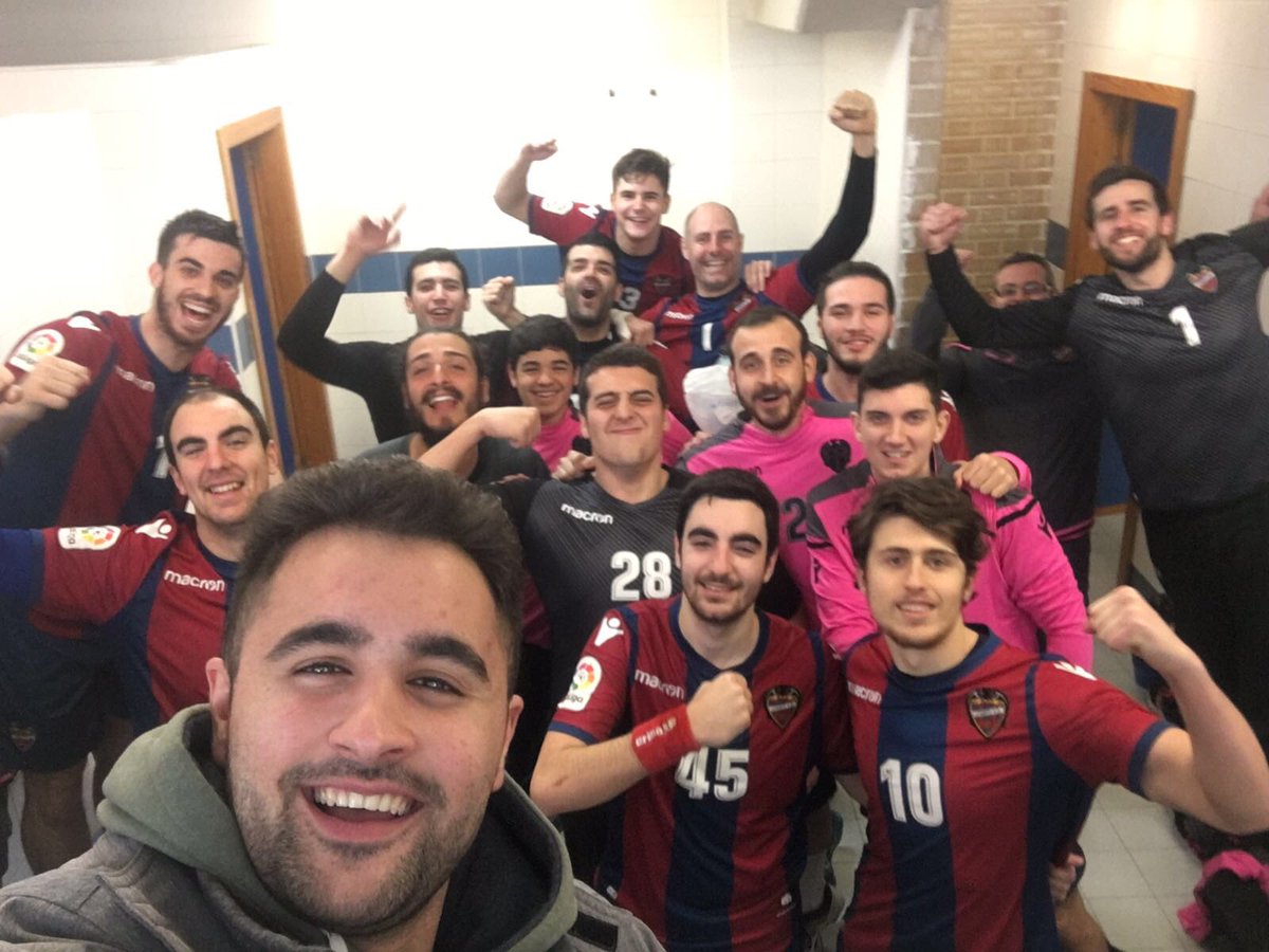 balonmanomarni's tweet photo. Gran partido de nuestro primer equipo, victoria importantísima, SELFIE más que merecido!!
#ludbmm #somosunequipo #marniforça 🔵🐸🔴 https://t.co/1jE3bSUImS