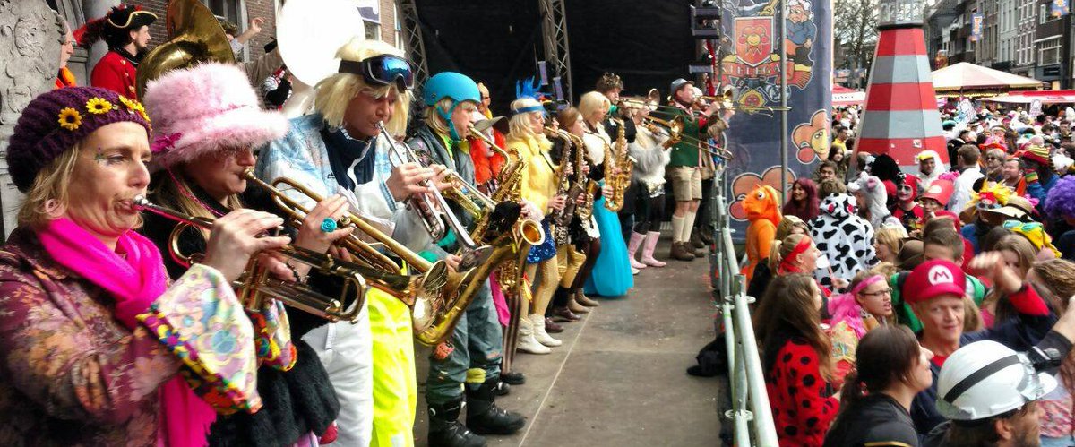 dweildagbemmel's tweet photo. Onder de rivieren is men al maandenlang bezig met praalwagens bouwen, outfits passen en bier voorproeven. De dweilmuzikant heeft hele andere prioriteiten.. Welke dat zijn lees je hier: https://t.co/6aVu3EoyIU #dweildag #bemmel #bdd18 #carnaval #alaaf #muziek #dweilmuziek #feest https://t.co/wo3W2kEjQq