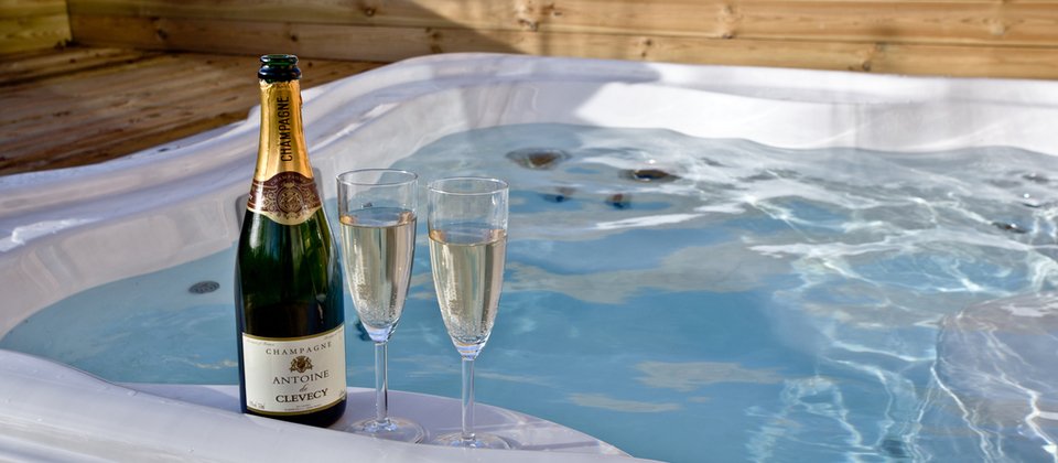 PoolsAshlea's tweet photo. #valentinesday #luxarylodges #visitshropshire #pamperhamper #champagneoneice #ordertoday #freshflowers #hottub #chocolates #freshfruit https://t.co/AVwc2NTGPu