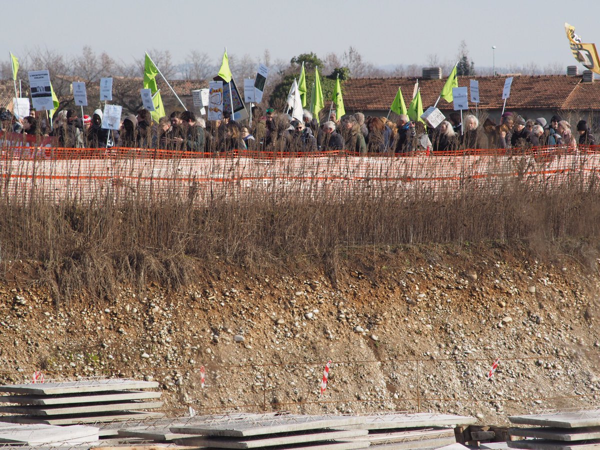 global_project's tweet photo. #Altivole oggi in oltre 300 persone al fianco del @NoPedemontanaTV hanno attraversato le strade del paese che costeggiano il cantiere della superstrada veneta per dire:” #NoPedemontana blocchiamo questa grande opera criminale”. https://t.co/xgFwKXrHRT
