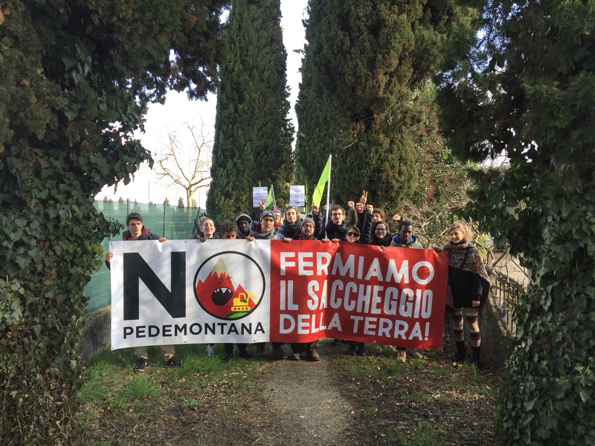 global_project's tweet photo. #Altivole oggi in oltre 300 persone al fianco del @NoPedemontanaTV hanno attraversato le strade del paese che costeggiano il cantiere della superstrada veneta per dire:” #NoPedemontana blocchiamo questa grande opera criminale”. https://t.co/xgFwKXrHRT