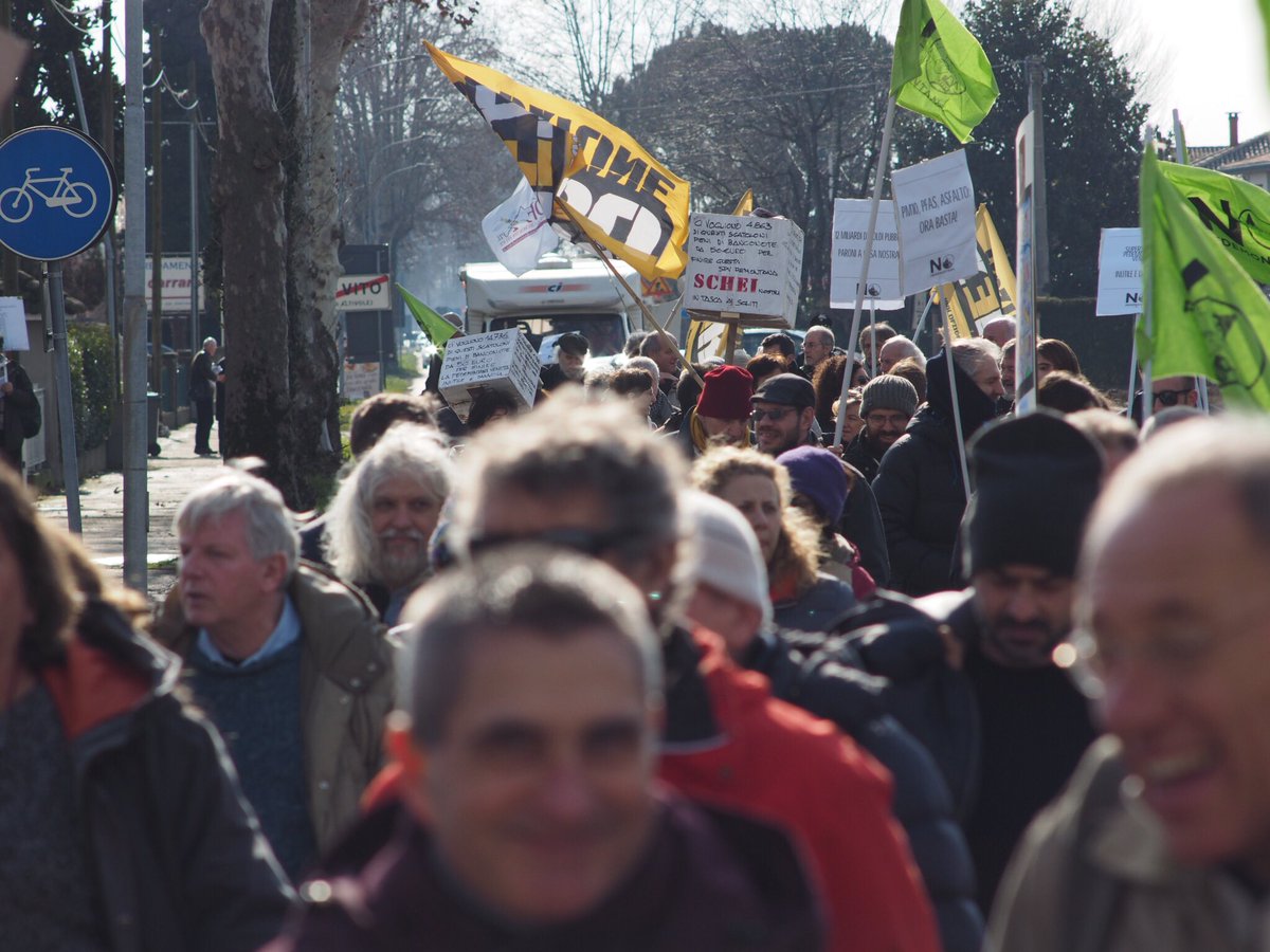 global_project's tweet photo. #Altivole oggi in oltre 300 persone al fianco del @NoPedemontanaTV hanno attraversato le strade del paese che costeggiano il cantiere della superstrada veneta per dire:” #NoPedemontana blocchiamo questa grande opera criminale”. https://t.co/xgFwKXrHRT