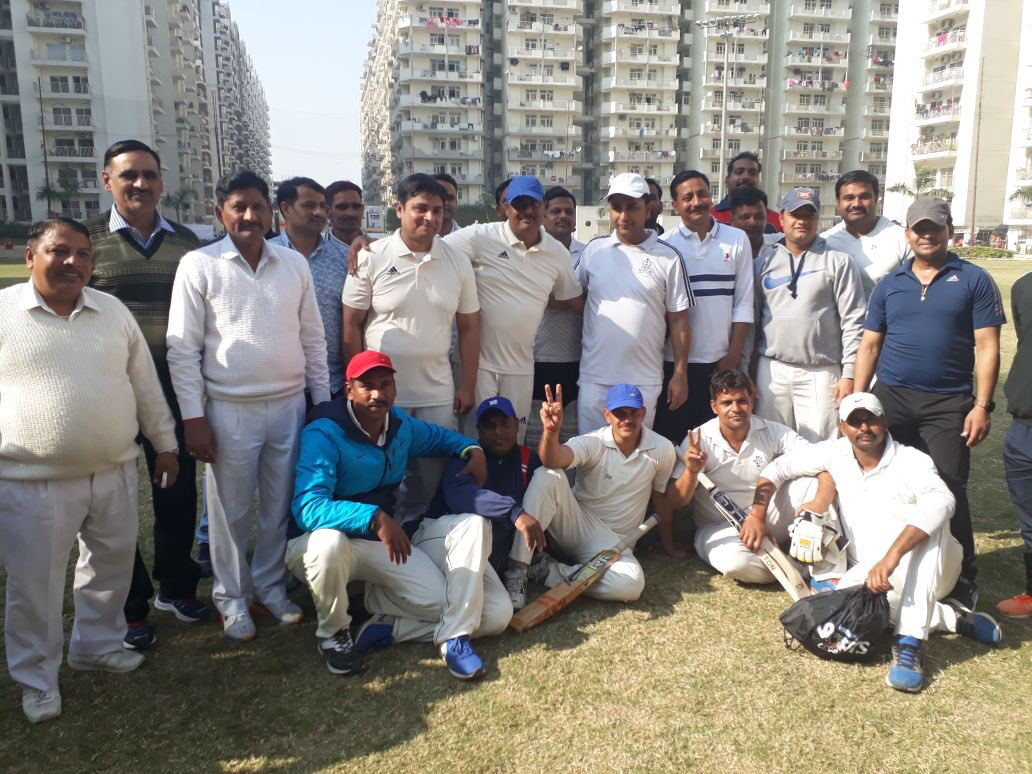 Rishi_IHA's tweet photo. #Cricket Match at #VVIP #RajNagarExt btw #GhaziabadPolice Vs #LocalMedia @ghaziabadpolice wins it!
The Name hearing after the Culprits & Law Offenders start feeling unsafe in the city.
CO #AtishSingh SHO #VinodPandey amazing partnerships make it happen in here2 on grounds.👍👍 https://t.co/MP92WdKQ0L