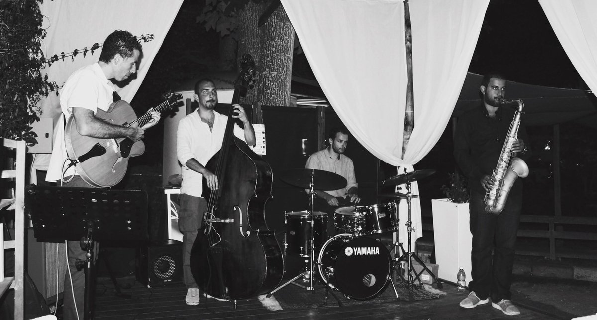 magicmelodyMM's tweet photo. #JazzMemory of this summer 🎷
#magicmelody #jazzband #jazz #jazzmusic #music #musica #livemusic #live #play #sorrentocoast #ensemble #blackandwhite #event #concert #saxes #guitar #doublebass #drum #quartet #band #inastgood #instagram #jazzcafè https://t.co/o8y8TMHonm
