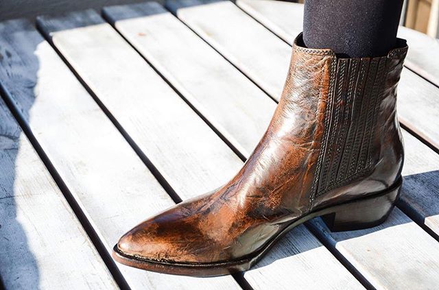 Texan boots make a comeback in fashion!

Pointy shoes are a must have this year 🙂

#micam #micamers #vanity #handmade #handmadeshoes #bespoke #bespokeshoes #artisanalfashion #artisanalstyle #artisanalshoes #fashion #italianshoes #madeinitaly #handcra… ift.tt/2DZMWrb