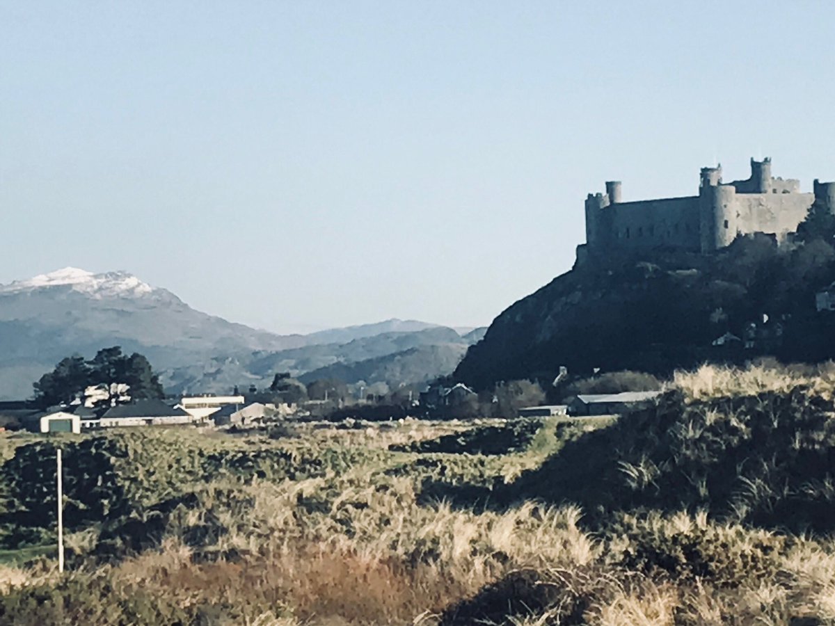 Noddfa_Harlech's tweet photo. Snowdon &amp; Harlech looking splendid this morning #visitwales #snowdonia https://t.co/Zmg5am9bHh