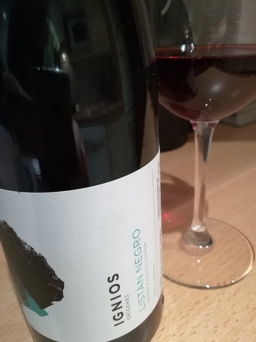 conde_suarez's tweet photo. De Tenerife, variedad Listán Negro. Vino atlántico, salino, artesanal. Una sorpresa magnífica. @IgniosOrigenes https://t.co/xV2jv3drAv