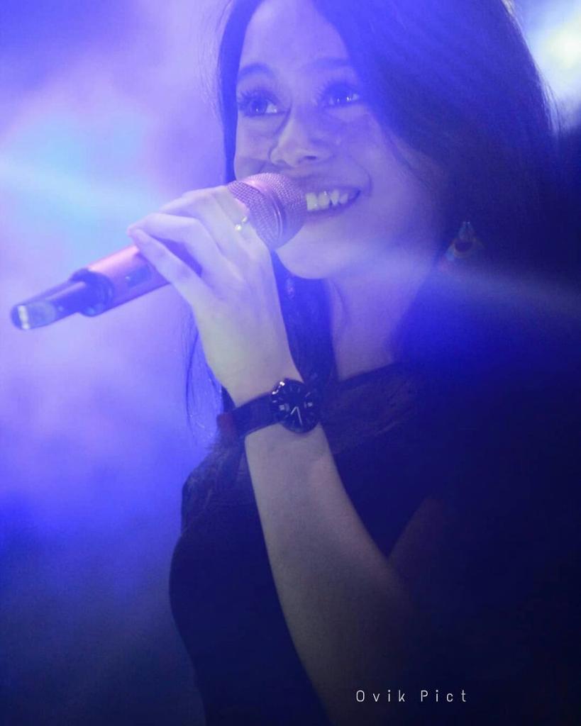 1 kata buat foto ini ??
         (..............)
 #LestiPrincessofDangdut