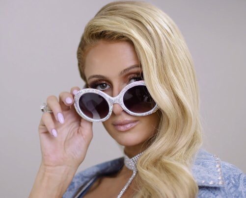 ParisHilton's tweet image. When you send a video to your friends at 3:52 and they respond with ‘LOL’ at 3:53 but the video is 3 minute long